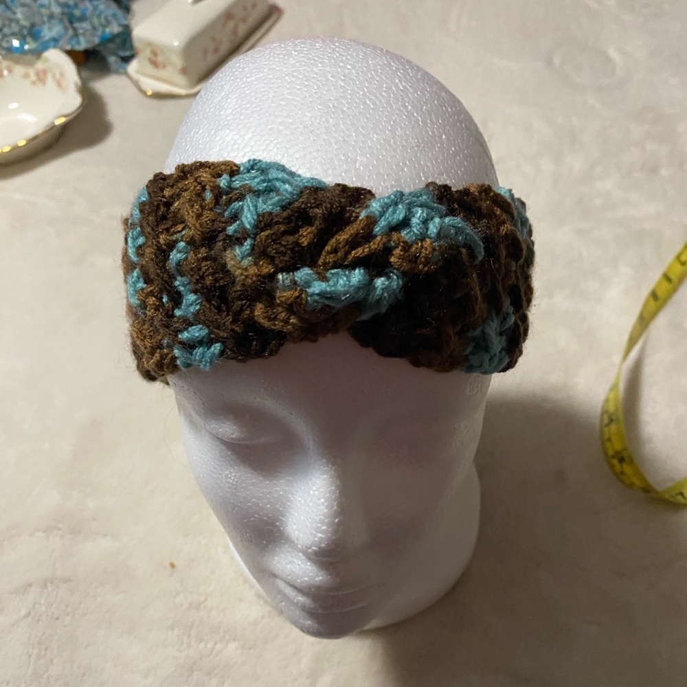 New Child’s Hand crocheted Headband/Earwarmer. Measurements in photos.